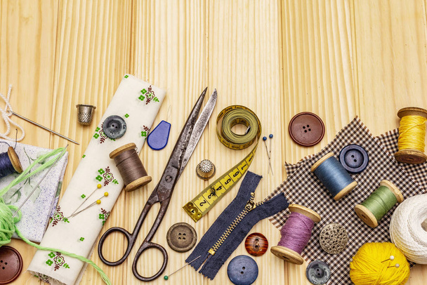 Fait à la main, concept de bricolage. Ensemble d'outils et de matériaux pour la couture. Restez à la maison en quarantaine. Planches en bois fond, vue de dessus
 - Photo, image