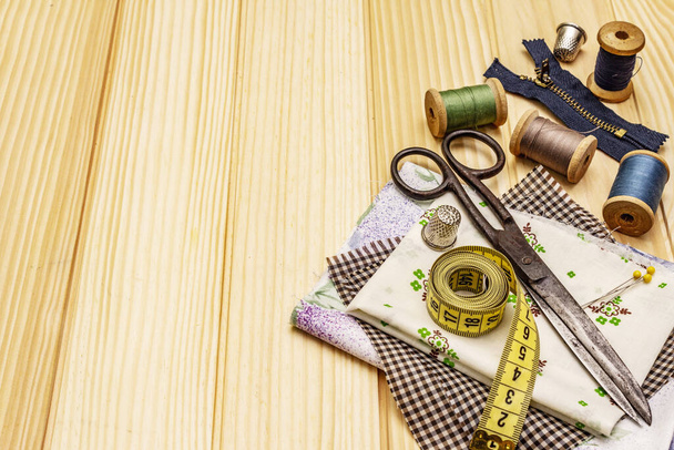 Handgemachtes DIY-Konzept. Set von Werkzeugen und Materialien zum Nähen. Bleiben Sie zu Hause in Quarantäne. Holzbretter Hintergrund - Foto, Bild