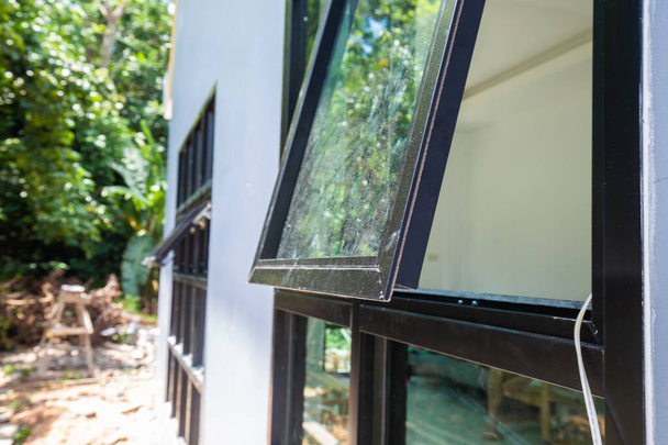 モダンなブラックフレームガラス窓熱帯の家、クールハウス - 写真・画像