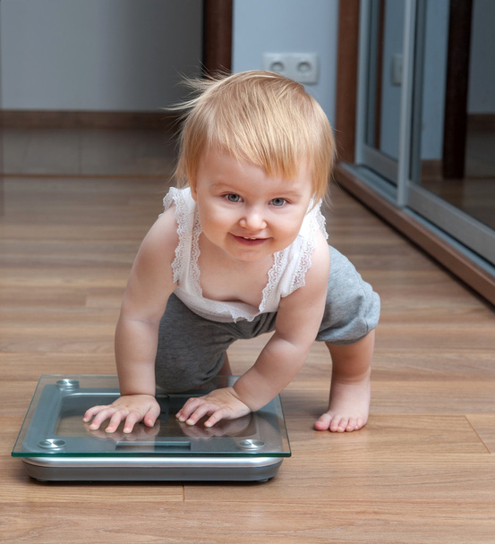 Cute baby on home scales - Foto, imagen