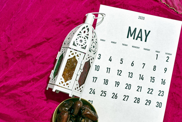 Квітневий щомісячний календар на текстильному тлі червоного шовку. Ісламський рамадан (Ramadan Eid) святкове тло з ліхтарем і датує плоди - Фото, зображення