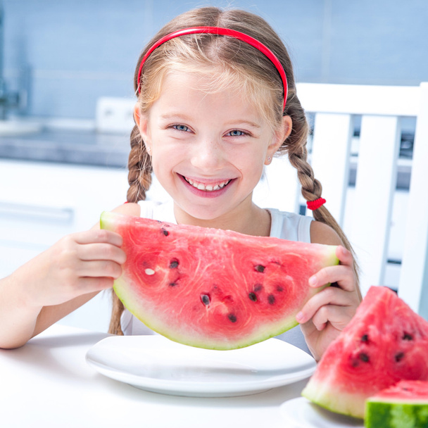 little girl eating watermelon - Foto, afbeelding