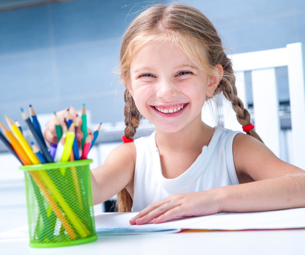 little girl drawing with pencils - Φωτογραφία, εικόνα