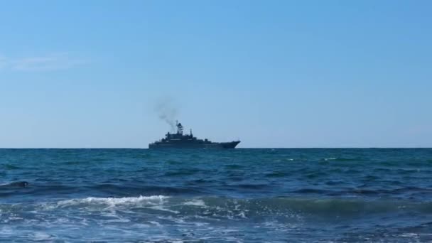 Πολεμικό καταδρομικό στην ανοιχτή θάλασσα - Πλάνα, βίντεο