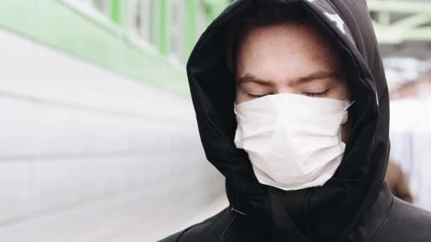 A epidemia é a pandemia do coronavírus COVID-19. Jovem em uma máscara respiratória médica
 - Filmagem, Vídeo