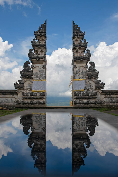 bali temple reflection favorite place in indonesia - Foto, afbeelding