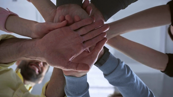 racku zaměření podnikatelů dávat ruce dohromady  - Záběry, video