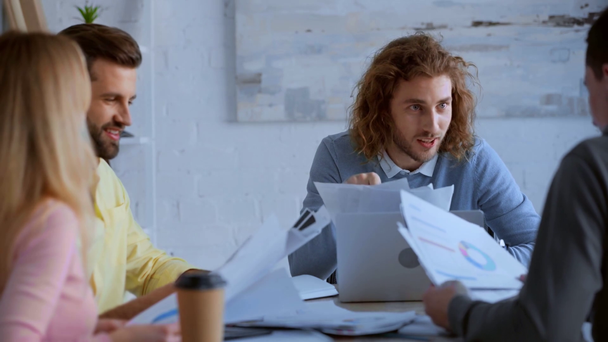 az irodában dolgozó üzletemberek szelektív fókusza  - Felvétel, videó