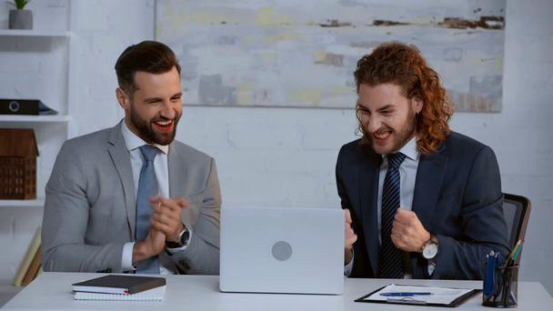 бизнесмены празднуют успех возле ноутбука в офисе
  - Кадры, видео