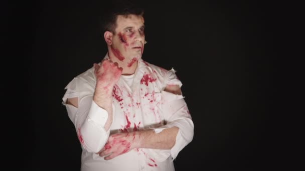 Νεαρός άνδρας με το αίμα στο πρόσωπό του - Πλάνα, βίντεο
