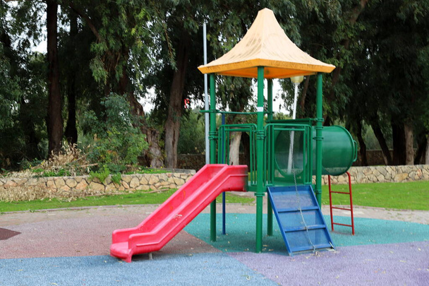 equipamentos esportivos e jogos no parque infantil em um parque da cidade no norte de Israel
  - Foto, Imagem