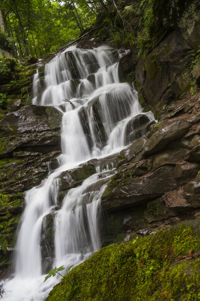Prachtige waterval Shypit in het Karpaten gebergte, nabij dorp Pylypets, Transcarpathian - Foto, afbeelding
