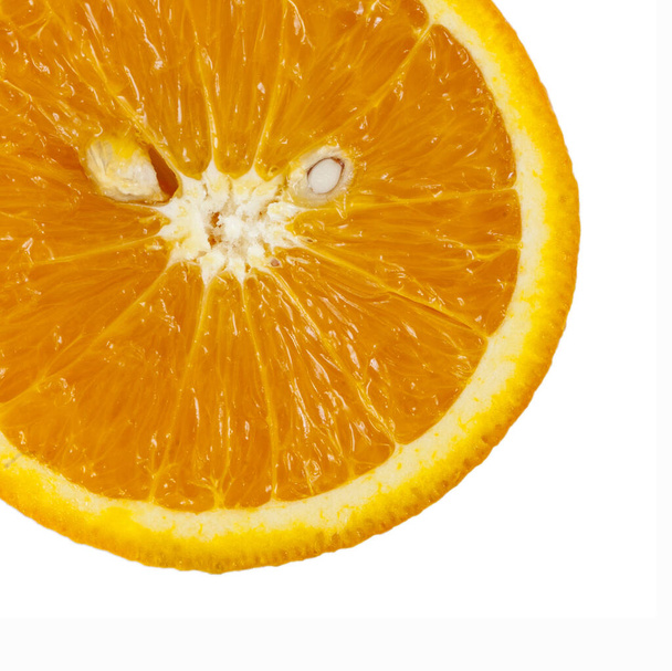 Orangenscheibe isoliert auf weißem Hintergrund - Foto, Bild
