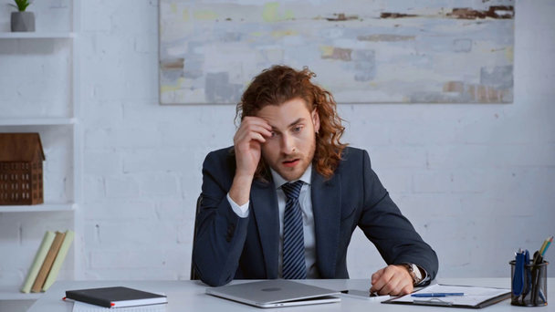 αναστατωμένος επιχειρηματίας με κοστούμι χρησιμοποιώντας smartphone στο γραφείο  - Πλάνα, βίντεο