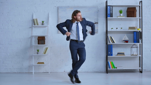 επιχειρηματίας με κοστούμι χορεύει στο γραφείο  - Πλάνα, βίντεο