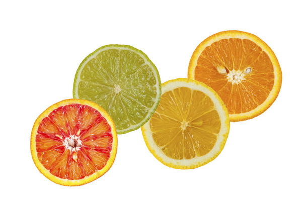 Pomarańczowe, cytrynowe, limonkowe i grejpfrutowe plastry wyizolowane na białym - Zdjęcie, obraz