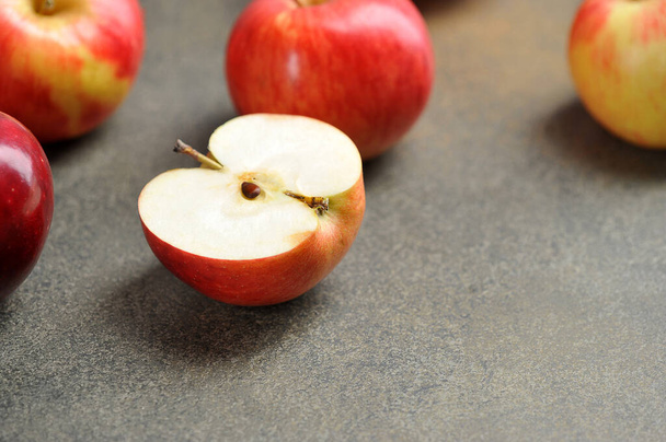 Kırmızı elmanın yarısı. Gri arkaplanda elmalar - Fotoğraf, Görsel