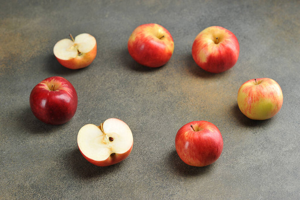 whole and cut apples with space for text. red Vit apples on top - Foto, afbeelding