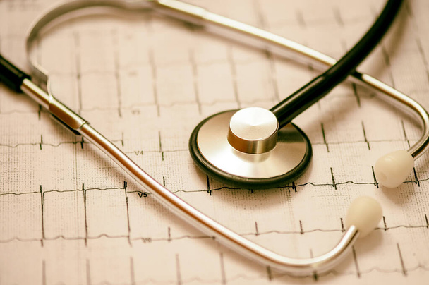 Lékařský stetoskop a EKG výsledky jako graf. Srdeční stav v grafice. - Fotografie, Obrázek