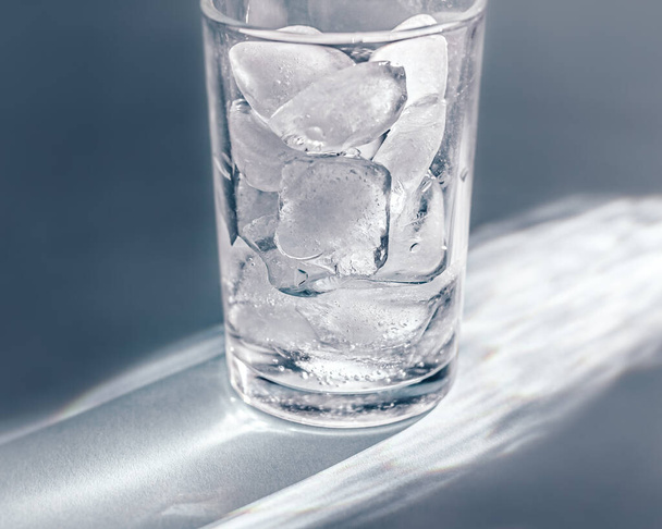 Jégkockák egy pohárban. A jég egy pohárban kiemelve.. - Fotó, kép