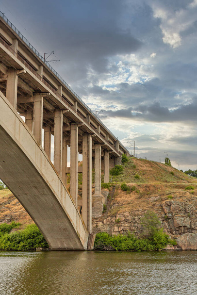 Ponte Preobrazhensky através do rio Dnieper para a ilha de Khortitsa, na cidade de Zaporozhye, Ucrânia. Vista de baixo
. - Foto, Imagem