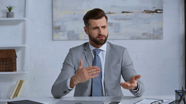 επιτυχημένος και γενειοφόρος επιχειρηματίας μιλώντας στο γραφείο  - Πλάνα, βίντεο