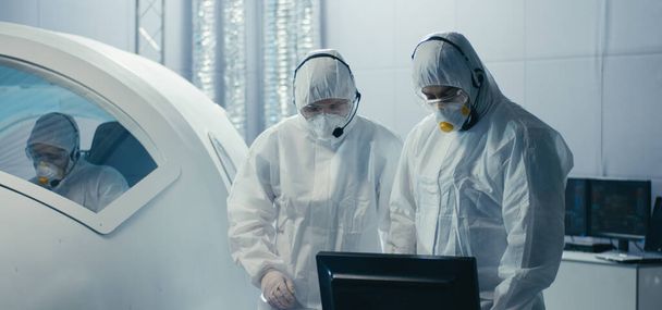 Engineers discussing and assembling in clean room - Fotoğraf, Görsel