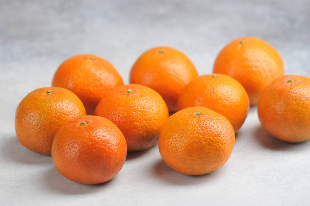 tangerines on a gray background-juicy ripe orange tangerines - Φωτογραφία, εικόνα
