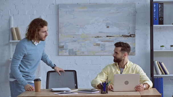 felici uomini d'affari che danno il cinque mentre salutano in ufficio
  - Filmati, video