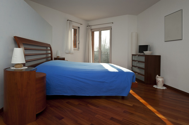 Bedroom with windows - Foto, imagen