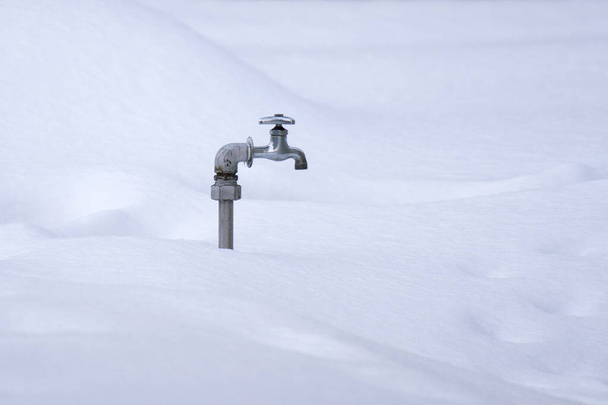Primer plano Grifo de agua en la nieve en Japón
 - Foto, Imagen