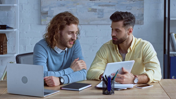 όμορφος επιχειρηματίες που εργάζονται με gadgets στο γραφείο  - Πλάνα, βίντεο