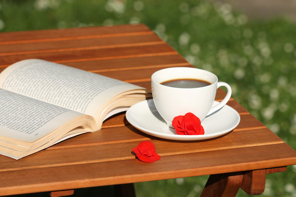 Livro e café relaxar
 - Foto, Imagem