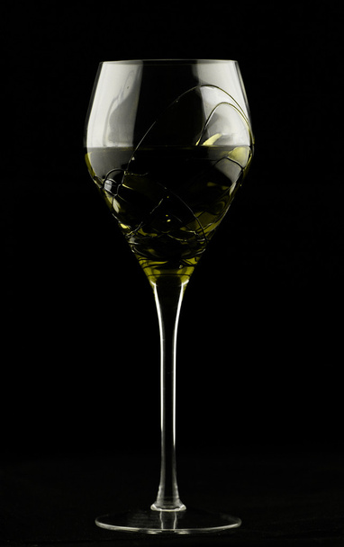 Wine glass with yellow potion - Foto, afbeelding
