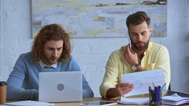 komea liikemiehet työskentelevät modernissa toimistossa
  - Materiaali, video