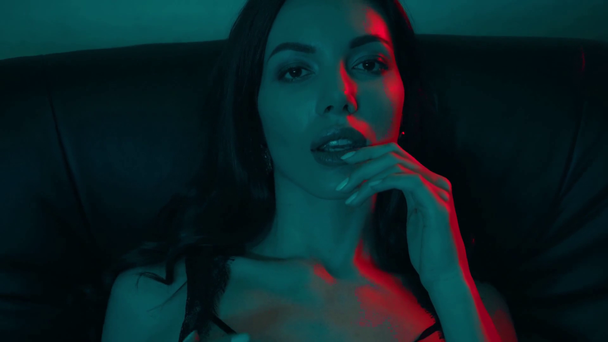 sexy kobieta w bielizna siedzi na kanapie - Materiał filmowy, wideo