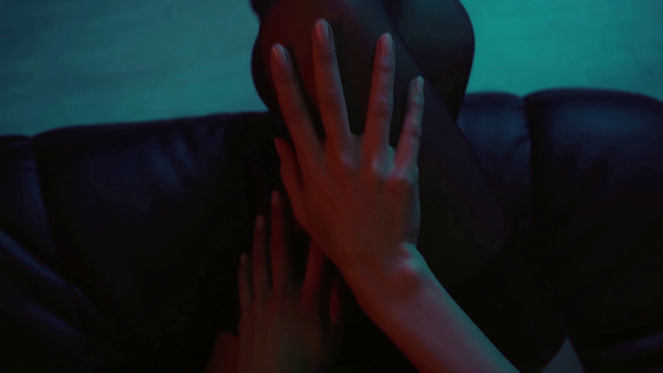 Seksi kadının vücuda dokunuşunun en üst görüntüsü - Video, Çekim