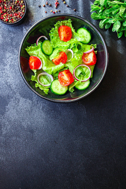 Gesunder Salat, Blättermischsalat (Mikrogemüse, Gurken, Tomaten, Zwiebeln, andere Zutaten). Lebensmittel-Hintergrund. Kopierraum für Text  - Foto, Bild