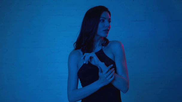elegante Frau im Kleid auf blauem Grund - Filmmaterial, Video