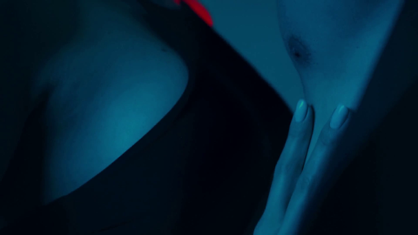 Gestellfokus der Frau berührt muskulösen Mann auf Blau - Filmmaterial, Video