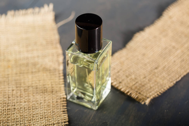 butelka perfum z czarnym wieczkiem - Zdjęcie, obraz