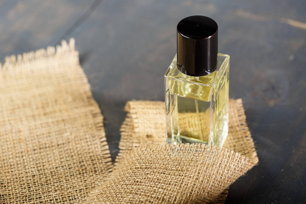 butelka perfum z czarnym wieczkiem - Zdjęcie, obraz