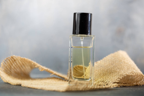fekete kupakkal ellátott parfümpalack - Fotó, kép