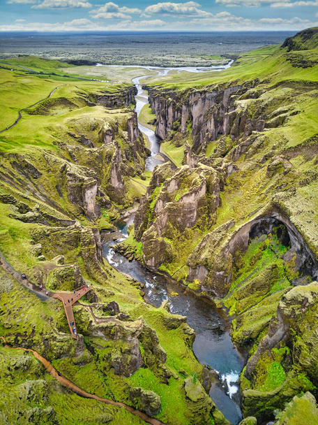 Το πιο γραφικό φαράγγι Fjadrargljufur και το ρηχό ρυάκι, που ρέει κατά μήκος του πυθμένα του φαραγγιού. Φανταστική χώρα Ισλανδία - Φωτογραφία, εικόνα