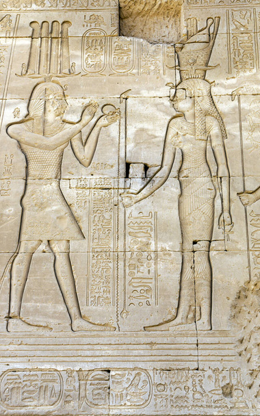 Стена с древними иероглифами карнакских храмов, Луксор, Египет
 - Фото, изображение