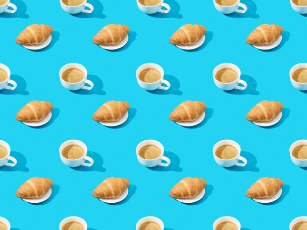 свежие круассаны на тарелках и кофе на голубом, бесшовном фоне
 - Фото, изображение