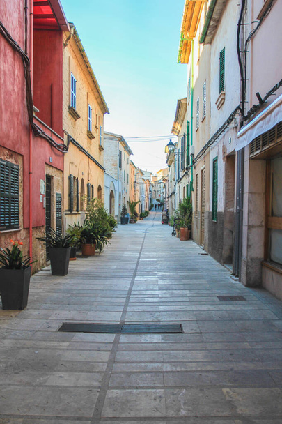 Rua vazia em Alcudia, Maiorca, Espanha
 - Foto, Imagem