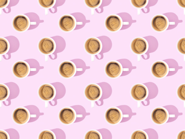 top view of cups of fresh coffee on violet, seamless background pattern - Fotografie, Obrázek