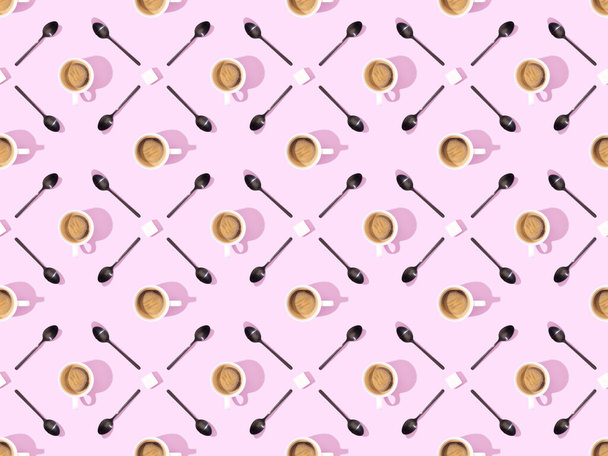 bovenaanzicht van kopjes verse koffie, lepels en suiker op violette, naadloze achtergrond patroon - Foto, afbeelding