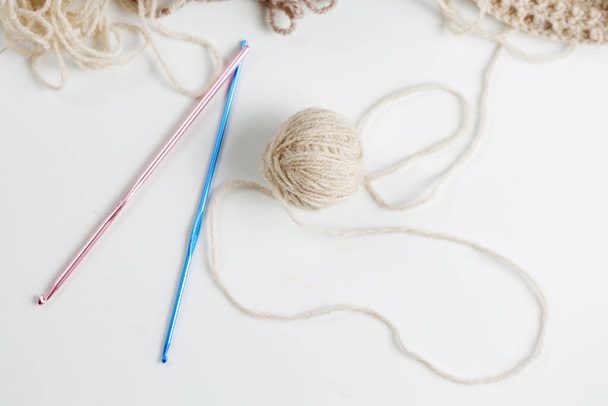 Example Knitting, A Tangle Of Brown Yarn And A Hook - Foto, immagini